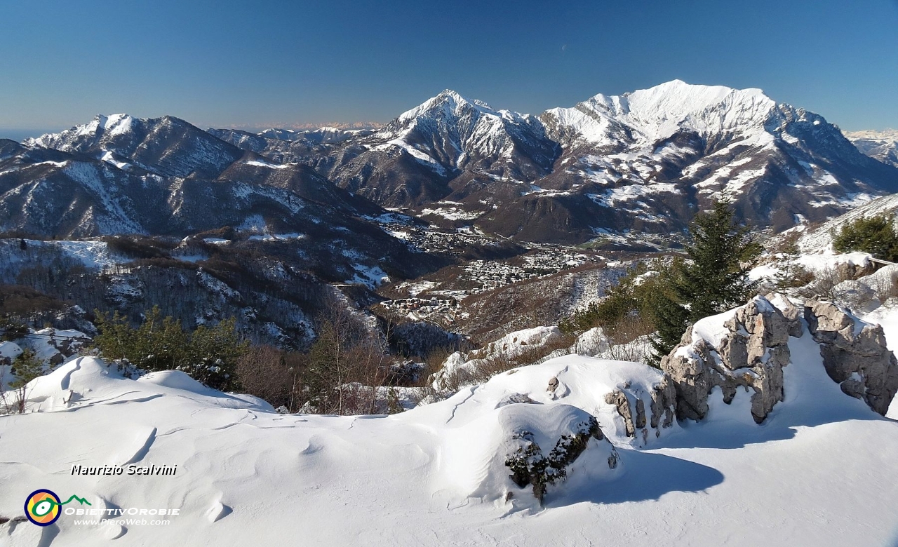 17 Panorama dall'arrivo della funivia, la Valsassina e le Grigne....JPG